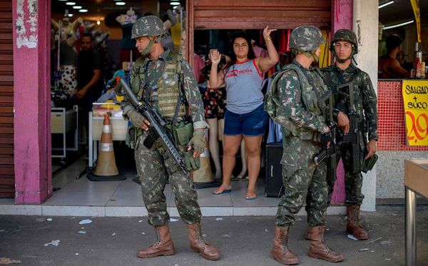 Ocupação do exército em Nova Holanda, na Favela da Maré no Rio de Janeiro.  por MAURO PIMENTEL/AFP