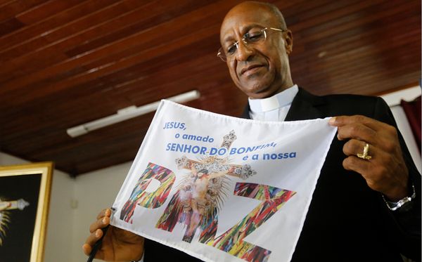 Padre Edson Menezes com bandeira que será tema da festa