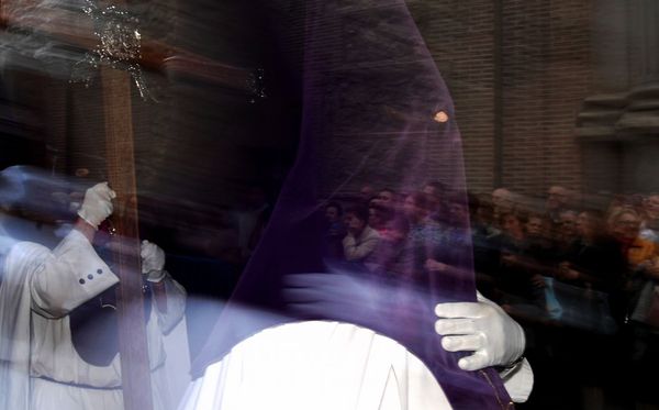 Penitentes da procissão dos ciganos que faz parte da Semana Santa de Madri por GABRIEL BOUYS/AFP