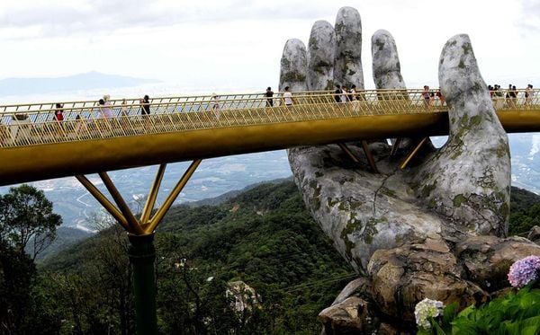 "Ponte Dourada" nas colinas perto de Danang Na Ba, região central do Vietnã.  por LIHN PHAM/AFP