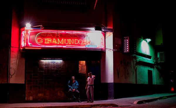 Rua vazia em Caracas. A criminalidade e a crise econômica esvaziaram a vida noturna da Venezuela. Segundo as ONGs 26.000 mortes violentas foram registradas em 2017, numa taxa de 89 por 100.000, 15 vezes maior que a média mundial. por RONALDO SCHEMIDT / AFP