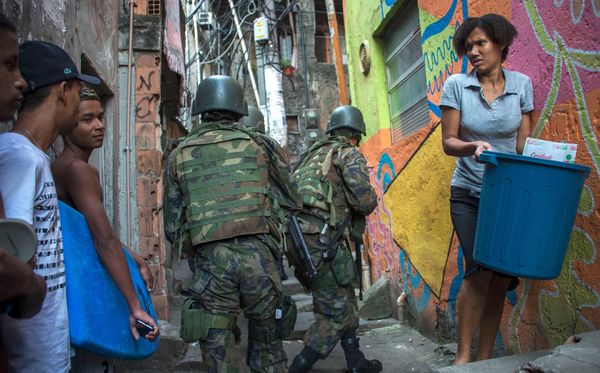 Tropas do exército ocupam a favela da Rocinha, no Rio de Janeiro, para conter a violência provocada por disputa entre gangues na comunidade. por Mauro Pimentel/AFP