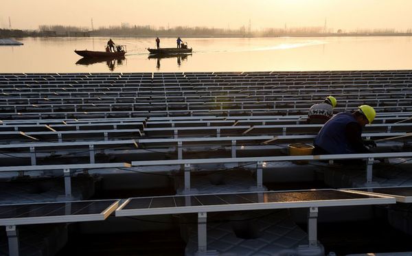 Usina de energia solar flutuante em Huainan, antiga região de mineração de carvão, na província de Anhui, na China.  por CHINA OUT/AFP 