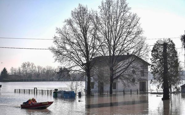 Voluntários buscam vítimas em Brescello, após a enchente do Enza, no norte da   Itália.  por MARCO BERTORELLO/AFP 