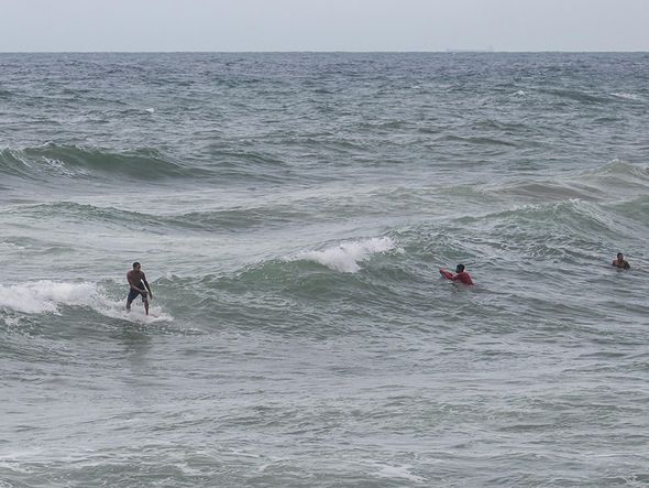 Apesar dos apelos das autoridades e do fechamento das praias, surfistas furam o bloqueio na praia de Ondina. por Nara Gentil/CORREIO