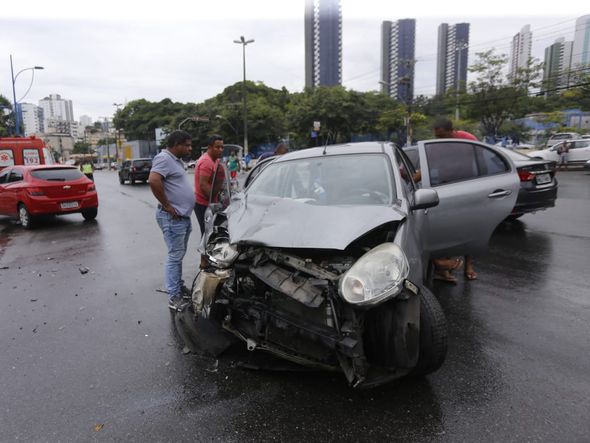 Carro teve a frente destruída após a batida por Marina Silva/CORREIO