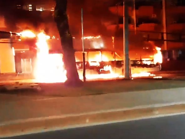 Coletivo pega fogo em Ondina por Foto: Reprodução/Twitter