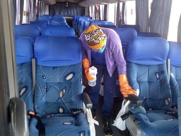 Higienização do ônibus que transporta os funcionários (Mineração Caraíba)