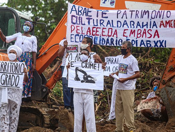 Manifestantes exibiam cartazes pedindo a paralisação da obra, respeito à cultura local e ao povo de matriz africana, que tem a lagoa um local sagrado. por Tiago Caldas/CORREIO