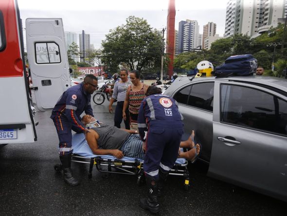 Médicos do Samu realizam atendimento às vítimas do acidente por Marina Silva/CORREIO