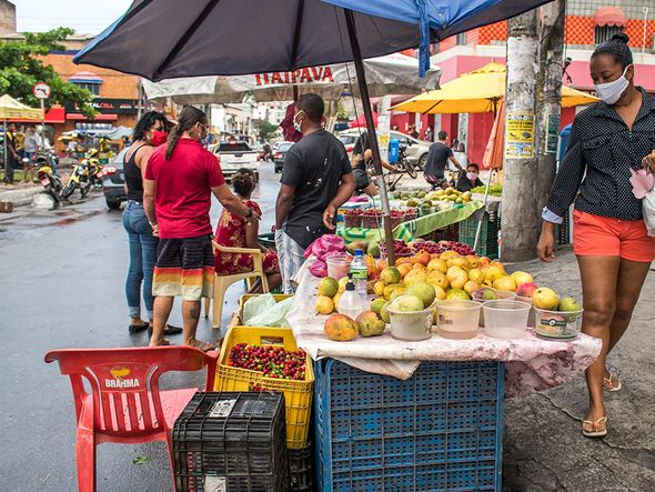 Na Boca do Rio, os vendedores também já tomavam conta das ruas e calçadas. por Nara Gentil/CORREIO