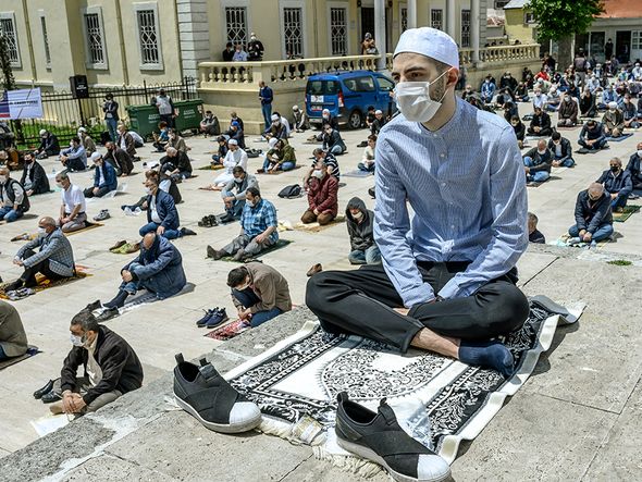 Na Turquia, adoradores realizaram suas primeiras orações comunitárias com uso de máscaras e respeitando as distâncias mínimas para prevenir o contágio do coronavírus.  por Bulent Kilic/AFP