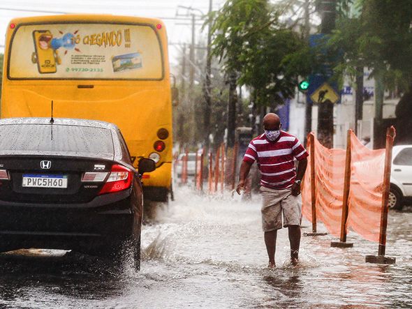 Pedestres também tiveram que encarar a água que chegava na altura da canela. por Tiago Caldas/CORREIO