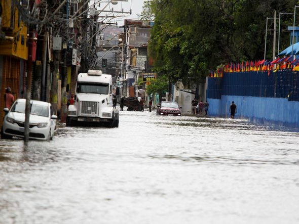 Ruas ficaram cobertas pela água na Calçada. por Arisson Marinho/CORREIO