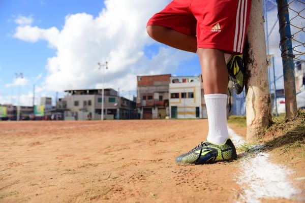 Copa das Favelas é disputada no campo de barro da Arena Jaqueirão por Betto Jr. / CORREIO