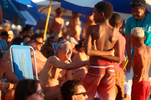 Crianças tietam cantor na areia do Porto da Barra