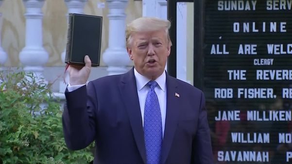 Donald Trump visita nesta segunda (1º) igreja danificada durante protestos em Washington