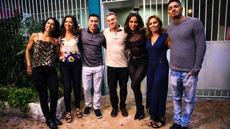 Luciano Huck e Anitta com a mãe, o irmão, as tias e o primo da cantora por Divulgação/Globo