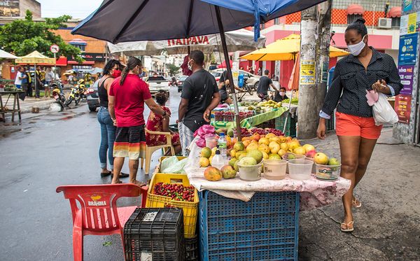 Na Boca do Rio, os vendedores também já tomavam conta das ruas e calçadas. por Nara Gentil/CORREIO