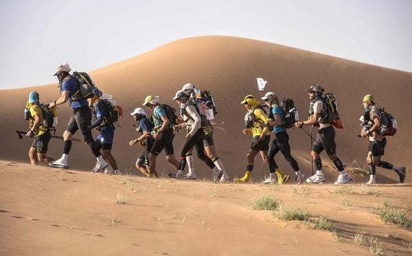  A travessia pela região é comum entre jovens nigerinos que seguem para o Mali em busca de trabalho em áreas de mineração artesanal por JEAN-PHILIPPE KSIAZEK/AFP