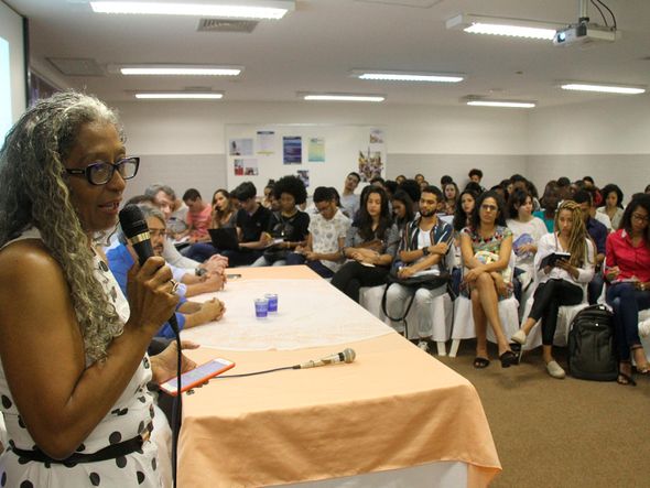 A editora-chefe do CORREIO, Linda Bezerra, apresenta programa a candidatos por Foto: Evandro Veiga/CORREIO