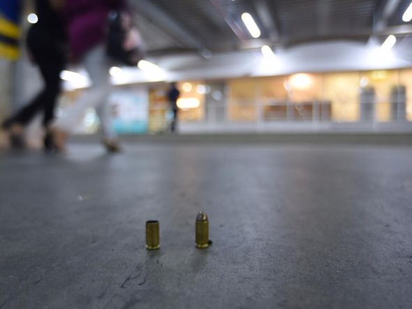 Cápsulas de balas disparadas em estacionamento por Foto: Betto Jr./CORREIO