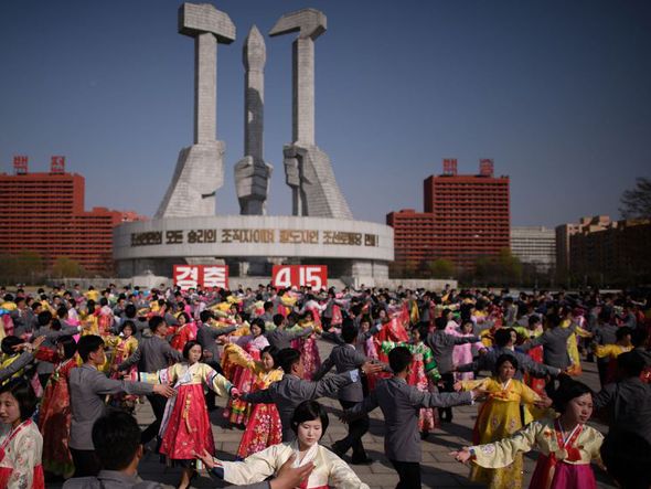 Cerimônia de aniversário do nascimento do líder norte-coreano Kim Il Sung, conhecido como o "dia do sol', em Pyongyang,  por ED JONES / AFP