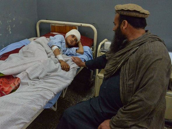 Crianças afegãs feridas recebem tratamentos médicos em um hospital após uma explosão em Mehtar Lam, capital da província de Laghman. Sete crianças foram mortas e 10 ficaram feridas.  por NOORULLAH SHIRZADA / AFP