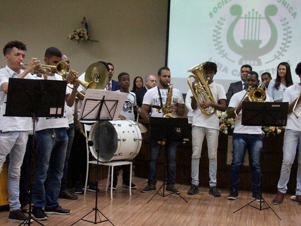 Filarmônica da cidade se apresenta durante sessão solene por Foto: Evandro Veiga/CORREIO