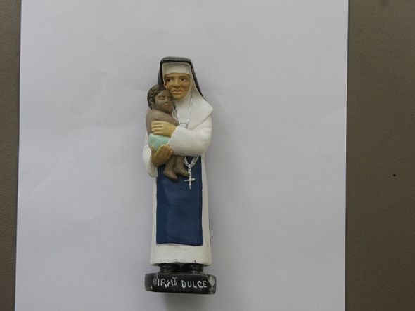 Imagem da freira em 10 cm - R$ 12   por Foto: Evandro Veiga/CORREIO
