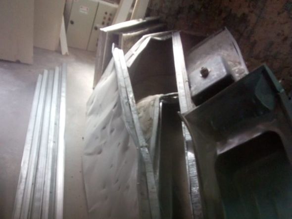 Imagens enviadas por funcionários, há um mês, mostram estrutura de lavanderia do Hupes por Foto: Leitor Correio