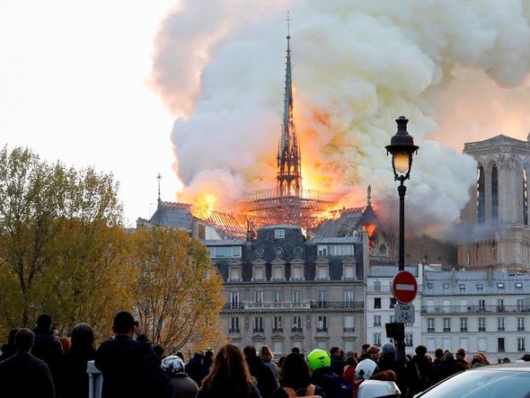 Incêndio na Catedral de Notre-Dame, no centro de Paris.  por FRANCOIS GUILLOT / AFP