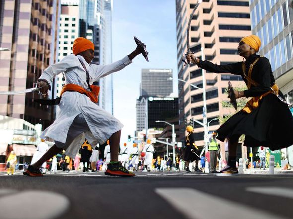 Jovens Sikhs praticantes de artes marciais durante o desfile anual que celebra o Baisakhi, também conhecido como o Vaisakhi,no centro de Los Angeles, Califórnia.  por MARIO TAMA/AFP