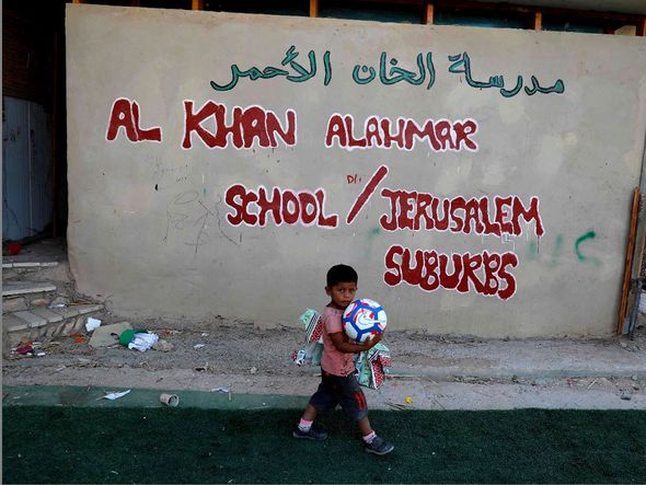 Khan al-Ahmar, aldeia beduína na Palestina prestes a ser demolida nos próximos dias pelo estado de Israel. por AHMAD GHARABLI/AFP