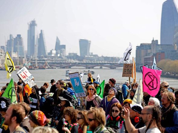 Manifestação ambientalista contra a mudança climática na ponte de Waterloo, em Londres. por TOLGA AKMEN/AFP