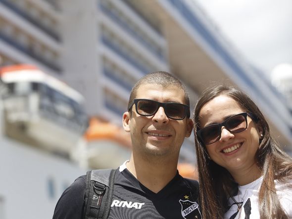 O casal Samuel Torres e Bárbara Torres está em lua de mel por Foto: Marina Silva/CORREIO