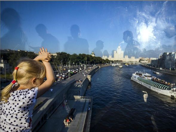 Passarela sobre o Rio Moscou, na capital russa. Ao fundo, o edifício Kotelnicheskaya Embankment. por ODD ANDERSEN/AFP