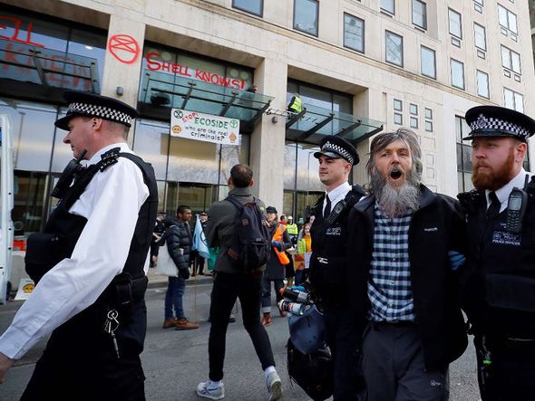 Protesto ambiental em frente à sede da da Royal Dutch Shell, UK  em Londres. por TOLGA AKMEN / AFP