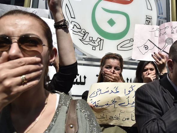 Protestos em Algiers contra a censura do estado nos programas de tv da Argélia.  por RYAD KRAMDI / AFP