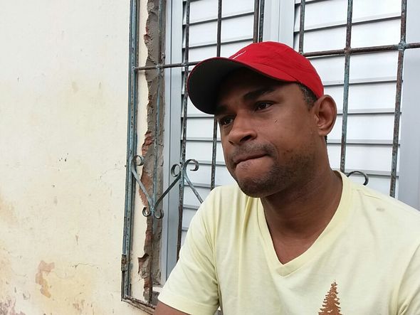 Sidnei Santos de Santana, morador da casa abaixo da que demoliu e teve que deixar a sua casa por Mauro Akin Nassor/CORREIO