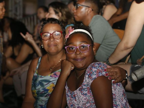 Silvane Brito, 49, e sua neta Ana Sofia, 9, foram curtir o festival por Foto: Marina Silva / CORREIO