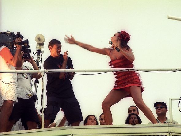 Tentando 'acertar' Popó no Carnaval 2001 por Haroldo Abrantes/Arquivo CORREIO