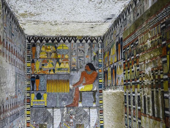 Túmulo recém-descoberto do nobre egípcio "Khewi", que remonta à quinta dinastia (2494-2345 A.C.), na necrópole de Saqqara, a cerca de 35 quilômetros ao sul da capital, Cairo. por MOHAMED EL_SHAHED/AFP