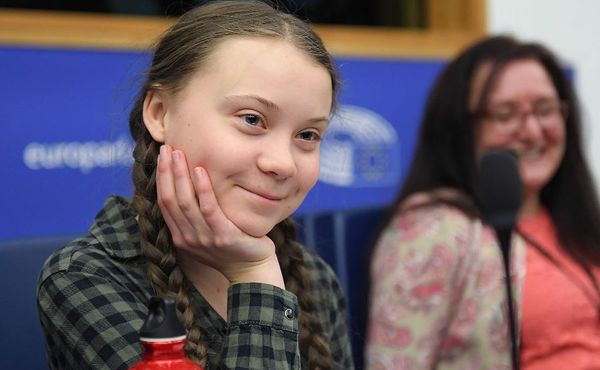 A ativista sueca Greta Thunberg (E) fala sobre a mudança climática durante uma sessão no Parlamento Europeu em Estrasburgo, leste da França.