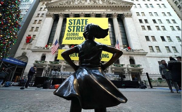 A estátua da garota destemida é inaugurada no New York Stock Exchange (NYSE) , em Nova Iorque.  por TIMOTHY A. CLARY / AFP