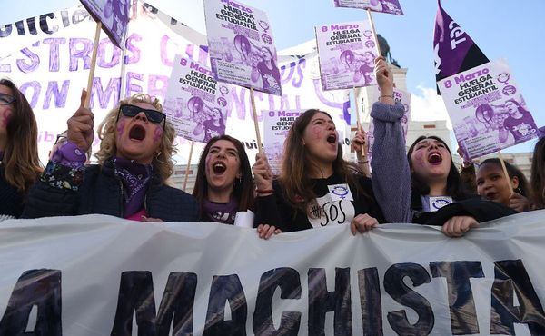As mulheres de Madri declararam greve com o slogan: "Greve geral contra a violência machista, patriarcal, a justiça franquista e a opressão capitalista". por PIERRE-PHILIPPE MARCOU / AFP