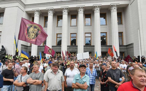 Ativistas protestam em frente ao Parlamento ucraniano em Kiev. Mais de 1.000 manifestantes entre mineiros de carvão, veteranos da guerra Soviética do Afeganistão e Chernobyl  se uniram para  exigir salários decentes e benefícios sociais. por GENYA SAVILOV/AFP