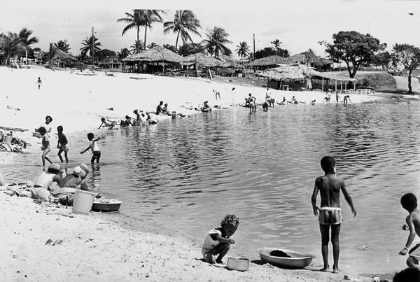 Banhistas na Lagoa do Abaeté por Foto: Ailton Cordeiro