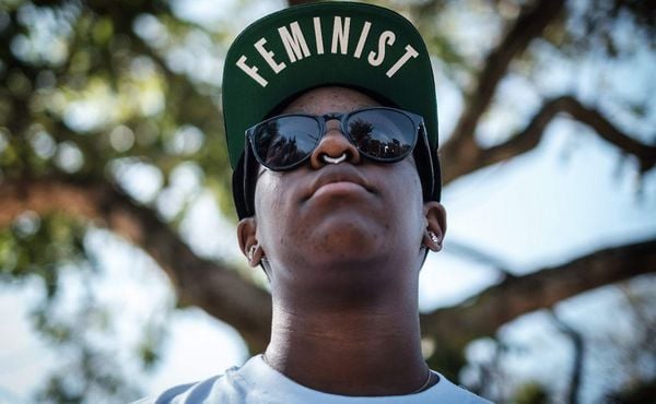 Boné feminista na manifestação contra o feminicídio em Nairobi. por YASUYOSHI CHIBA / AFP