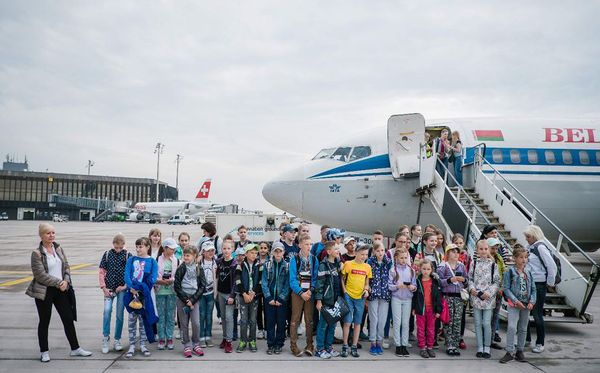 Crianças que sofreram as consequências do acidente nuclear de Chernobyl na Ucrânia chegam ao aeroporto de Hanover, na Alemanha, onde serão acolhidas para tratamento por famílias luteranas. por OLE SPATA/AFP
